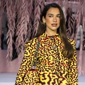 Sanremo, Dua Lipa non solo guest star: De Martino la vuole per la co-conduzione di una serata Sanremo, Dua Lipa non solo guest star: De Martino la vuole per la co-conduzione di una serata