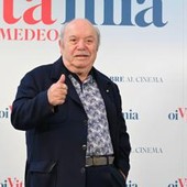 Lino Banfi compie 90 anni: "Il mio segreto? La burrata. Ora sogno un ruolo da cattivo"