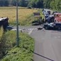 Scontro tra auto e scuolabus con 30 bambini a bordo, 5 feriti