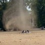 Il 'diavolo di sabbia' attraversa un parco di Londra: paura tra i presenti Il 'diavolo di sabbia' attraversa un parco di Londra: paura tra i presenti