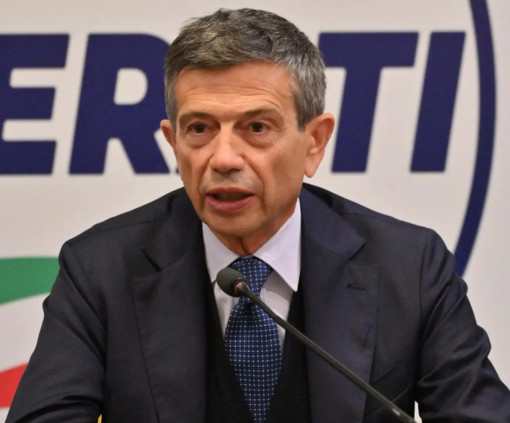 Lupi “Servono interventi per la casa e detrazioni su libri di scuola” Lupi “Servono interventi per la casa e detrazioni su libri di scuola”