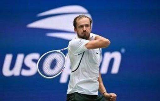 Due uccelli sulla rete e arbitro annulla il punto: furia Medvedev a US Open