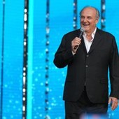Gerry Scotti compie 70 anni, da 'L'accendiamo?' a 'Eh già' le frasi cult conduttore ﻿