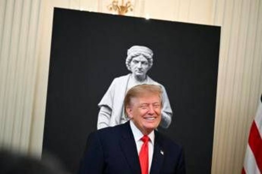 Trump festeggia Colombo alla Casa Bianca, caccia al voto degli italoamericani Trump festeggia Colombo alla Casa Bianca, caccia al voto degli italoamericani