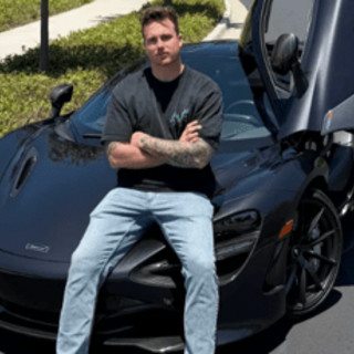 Finisce con la sua McLaren contro un albero e l'auto prende fuoco: morto a 27 anni l'influencer James Wehr Finisce con la sua McLaren contro un albero e l'auto prende fuoco: morto a 27 anni l'influencer James Wehr