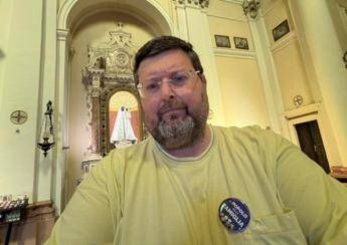 Adinolfi arrestato: "Mi portano in carcere perché scrivo su Facebook"
