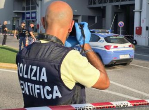 Brescia, accoltellata dall'ex marito davanti al figlio fuori da un centro commerciale