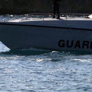 Bimba si tuffa da catamarano ma si ferisce alla testa, salvata nelle acque davanti a Palmarola Bimba si tuffa da catamarano ma si ferisce alla testa, salvata nelle acque davanti a Palmarola