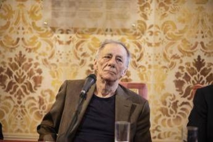 Roberto Vecchioni si prende un'altra pausa: "Statemi vicino" Roberto Vecchioni si prende un'altra pausa: "Statemi vicino"