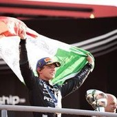Antonelli, trionfo nel Gp di Monza e lacrime: "Non so cosa ho fatto". I tifosi: "Adesso vinci il Mondiale"