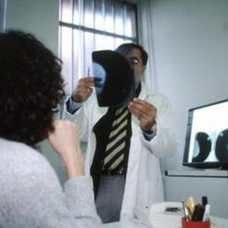 L'indagine, 1 donna su 3 con cancro dell'ovaio aspetta oltre 1 anno per la diagnosi L'indagine, 1 donna su 3 con cancro dell'ovaio aspetta oltre 1 anno per la diagnosi