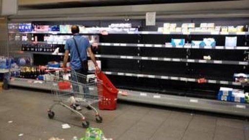 Caro carburanti e tir in sciopero, l'allarme: "Col blocco a rischio rifornimenti supermercati e negozi" Caro carburanti e tir in sciopero, l'allarme: "Col blocco a rischio rifornimenti supermercati e negozi"