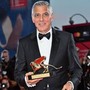 Mostra di Venezia, Clooney riceve il Leone d'oro alla carriera: "L'arte non ferma le guerre ma è antidoto contro la paura"