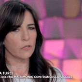 Paola Turci, la molestia a 13 anni e la separazione da Pascale: "Potevo evitare di sposarmi"