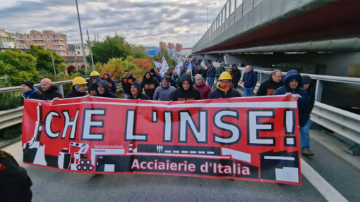 A Genova fabbrica ex Ilva occupata e blocco stradale a oltranza A Genova fabbrica ex Ilva occupata e blocco stradale a oltranza