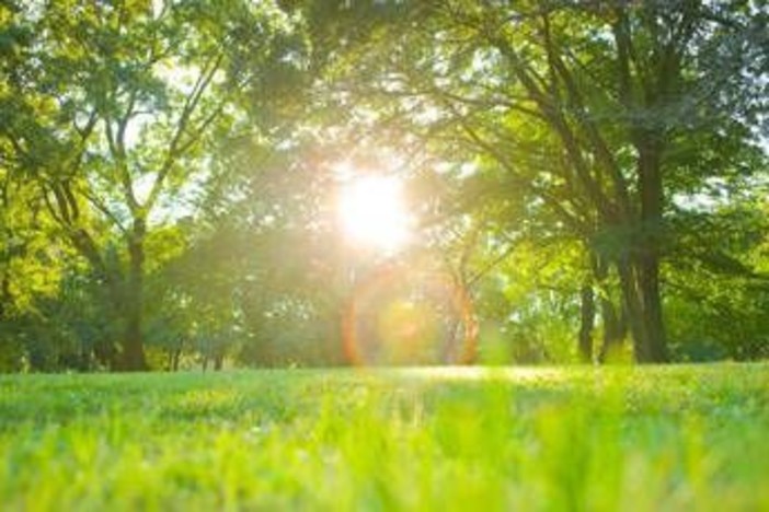 Poche nubi e niente neve, sarà ancora caldo anomalo: le previsioni meteo