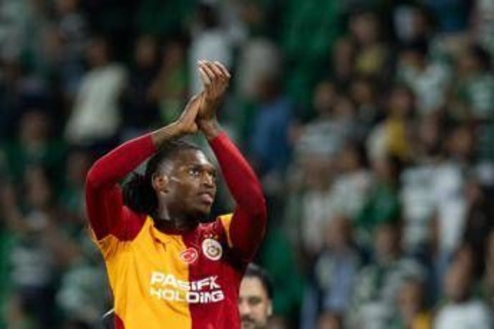 Leao, pioggia di fischi all'esordio in Champions con il Galatasaray Leao, pioggia di fischi all'esordio in Champions con il Galatasaray