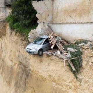 Niscemi, auto in bilico precipita nel burrone: era il simbolo della frana Niscemi, auto in bilico precipita nel burrone: era il simbolo della frana
