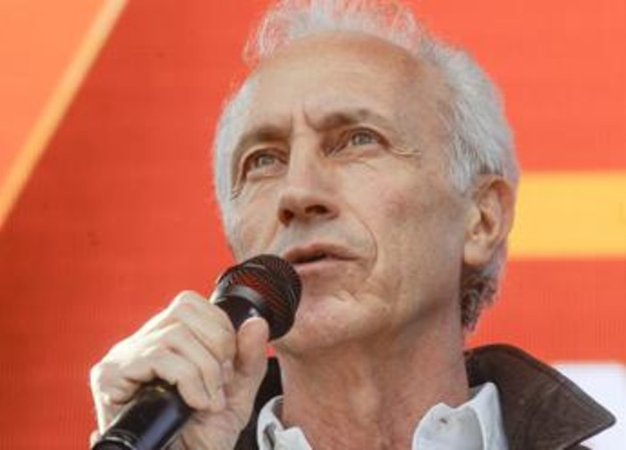 Di Battista ricoverato a Cuba, messaggio di Travaglio: "Forza ragazzo"