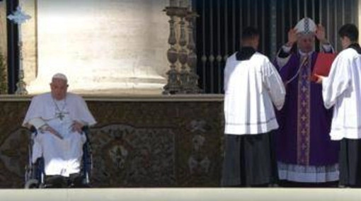 Papa Francesco a sorpresa in piazza San Pietro per il Giubileo dei malati: &quot;Grazie a tutti&quot;