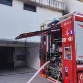 Roma, incendio in un box di via Vitellia: auto elettrica coinvolta, 6 intossicati