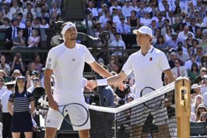 Zverev scherza con Sinner: "Non mi sei simpatico, vinci sempre". E Jannik: "So che vuoi diventare numero uno..." Zverev scherza con Sinner: "Non mi sei simpatico, vinci sempre". E Jannik: "So che vuoi diventare numero uno..."