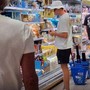 Dopo il trionfo a Wimbledon Sinner si rilassa in Sardegna e fa la spesa al discount