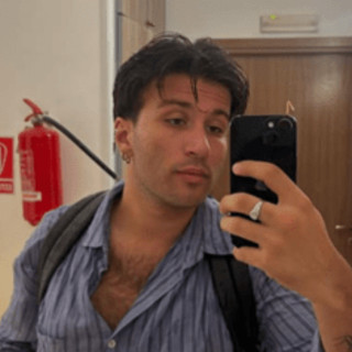 Eddie Brock a Sanremo 2026, chi è il cantautore romano: dalla reception all'Ariston Eddie Brock a Sanremo 2026, chi è il cantautore romano: dalla reception all'Ariston