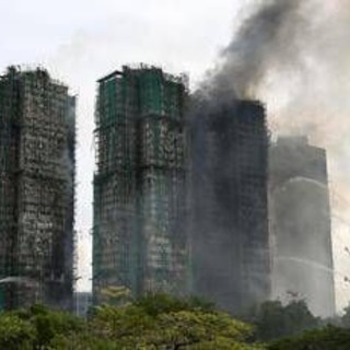Hong Kong, almeno 55 i morti del maxi incendio: soccorritori cercano sopravvissuti Hong Kong, almeno 55 i morti del maxi incendio: soccorritori cercano sopravvissuti