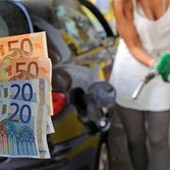 Carburanti, salgono ancora i prezzi di benzina e diesel: gasolio self a 1,941 euro al litro