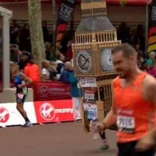 'Impresa' alla maratona di Londra: corre i 42 chilometri vestito da Big Ben - Video