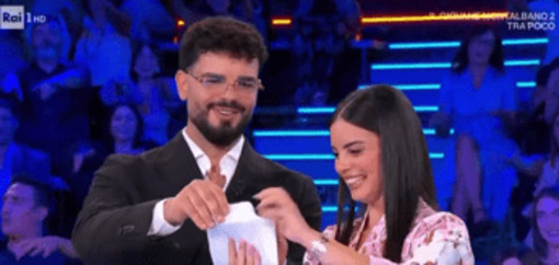 Affari Tuoi, primo gender reveal durante la puntata: Ylenia aspetta un maschietto Affari Tuoi, primo gender reveal durante la puntata: Ylenia aspetta un maschietto