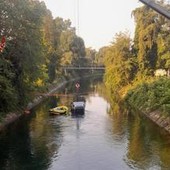 Tragedia a Senago, auto con 9 giovani a bordo finisce in un canale: tre morti