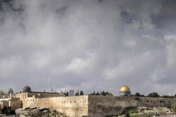 Gerusalemme, media: oltre 460 coloni israeliani assaltano moschea di Al-Aqsa Gerusalemme, media: oltre 460 coloni israeliani assaltano moschea di Al-Aqsa
