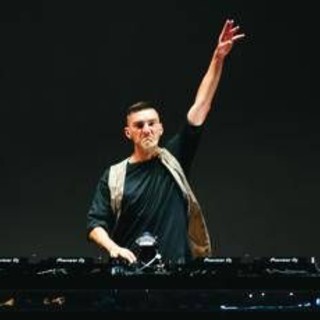 Milano Cortina, Gabry Ponte dà spettacolo nella cerimonia di chiusura sulle note di 'Blue - Da Ba Dee' Milano Cortina, Gabry Ponte dà spettacolo nella cerimonia di chiusura sulle note di 'Blue - Da Ba Dee'