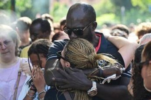 Fallou Sall ucciso per aver difeso un amico, 11 anni a imputato 16enne. Il padre: "Una vergogna" Fallou Sall ucciso per aver difeso un amico, 11 anni a imputato 16enne. Il padre: "Una vergogna"