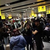 Caos voli nel Regno Unito, il bilancio: oltre 1.000 cancellati per un guasto tecnico