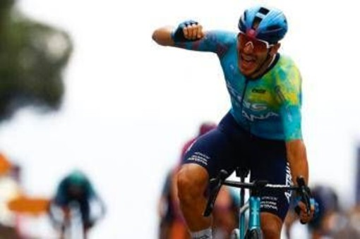 Giro d'Italia, Davide Ballerini vince in volata la sesta tappa. Eulalio sempre in rosa