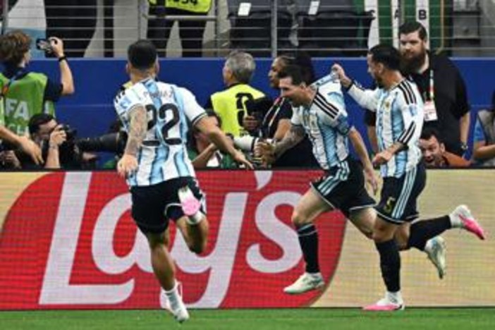 Messi segna, Schmeichel critica l'arbitro: "Gol andava annullato"