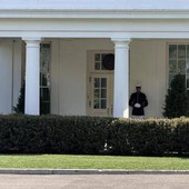 Il giallo del ricovero di Trump, il presidente Usa lontano dall'occhio pubblico: "Al lavoro per gli americani" Il giallo del ricovero di Trump, il presidente Usa lontano dall'occhio pubblico: "Al lavoro per gli americani"