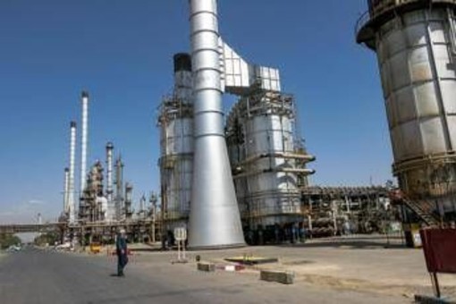 Iran 'sommerso' dal petrolio, Teheran sfrutta serbatoi abbandonati e container improvvisati