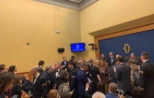 Convegno remigrazione alla Camera, opposizioni occupano sala stampa e cantano Bella Ciao