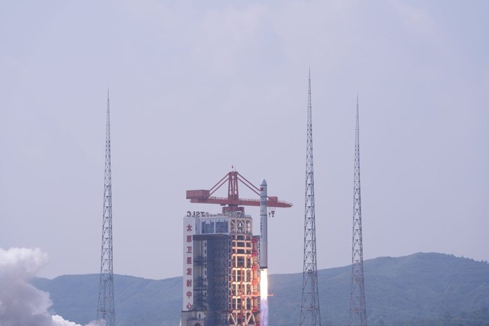 Cina, lanciati sette satelliti con un razzo Long March-6C Cina, lanciati sette satelliti con un razzo Long March-6C