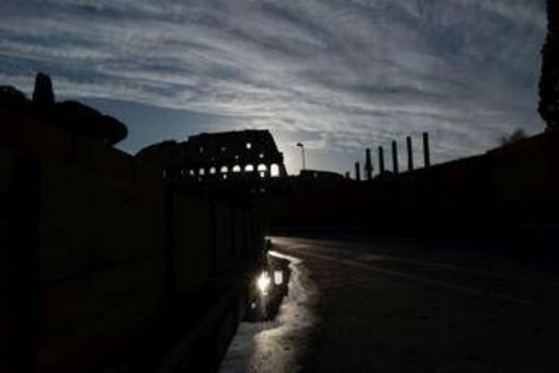 Roma, nella notte incidente al Colosseo: muore operaio di 22 anni