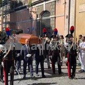 Emma Bonino, camera ardente in Campidoglio: lunga fila in piazza per ultimo saluto Emma Bonino, camera ardente in Campidoglio: lunga fila in piazza per ultimo saluto