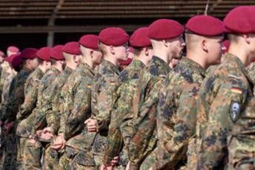 Germania, viaggi all'estero per oltre 3 mesi: uomini dovranno chiedere permesso all'esercito