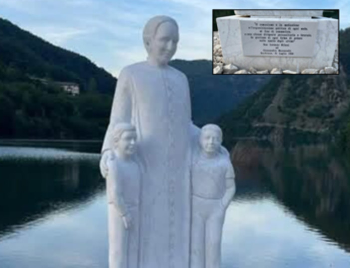 Don Milani, inaugurata la statua con frase anti-comunista: scoppia la polemica