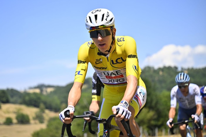 Al Tour ennesimo acuto di Pogacar, sempre più maglia gialla Al Tour ennesimo acuto di Pogacar, sempre più maglia gialla