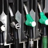 Caro carburanti, non si ferma la corsa dei prezzi: la benzina 'sfonda' 2 euro sulla rete stradale