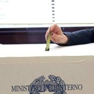 Sondaggi politici, Fratelli d'Italia stabile al 30%, il Pd cala di mezzo punto